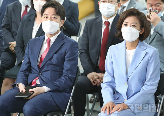 지난 2021년 6월11일 서울 여의도 국민의힘 당사에서 열린 제1차 전당대회에서 당 대표 경선 후보자인 이준석(왼쪽) 현 당 대표와 나경원(오른쪽) 전 원내대표가 결과 발표를 기다리며 앉아있다.<국민의힘 홈페이지>